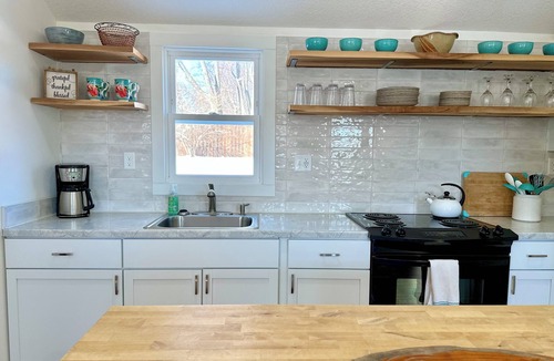 Oskaloosa House | Sunny Cottage: Fire pit, close to biking & walking trails and historic downtown.