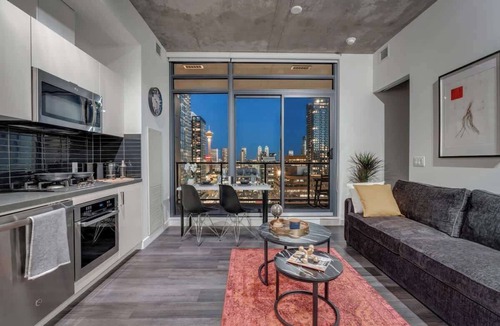 Connaught Apartment | Sunny Cozy Calgary Tower View