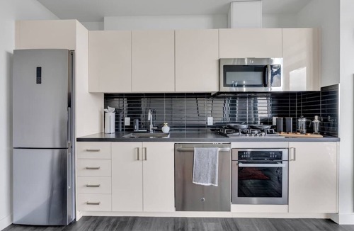 Connaught Apartment | Sunny Cozy Calgary Tower View