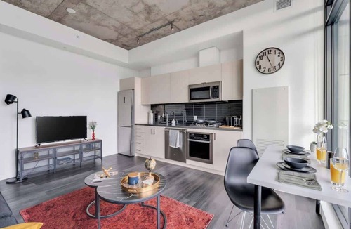 Connaught Apartment | Sunny Cozy Calgary Tower View