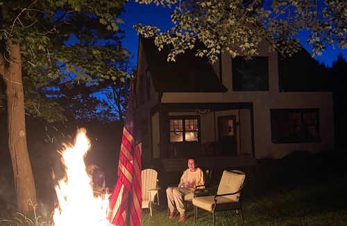 West Eaton Cottage | Sunny & Cozy Lake House