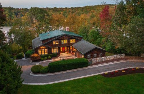 Newtown House | Sunny Day on Taunton Lake