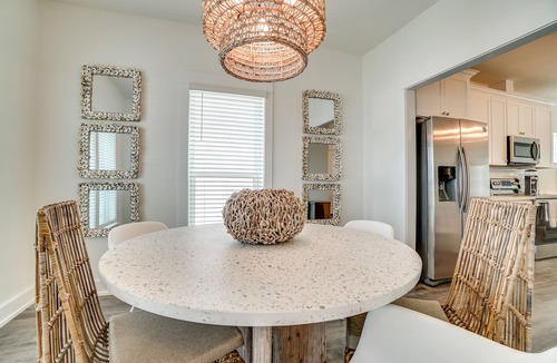 El Centro Beach House | Sunny Day - Walk to beach- community pool!