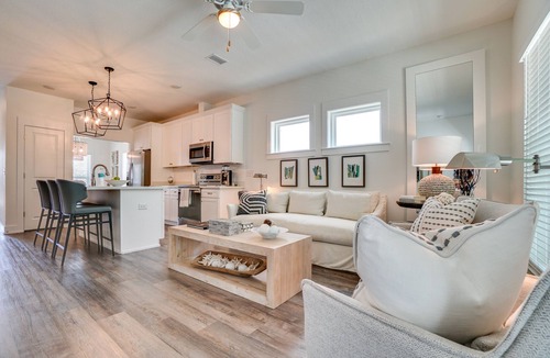 El Centro Beach House | Sunny Day - Walk to beach- community pool!