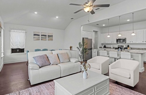 Fate House | Sunny Days at Bradley Drive｜Fenced Backyard｜Garage ｜Workspace｜Family Friendly