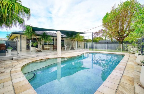 Broadbeach Waters Villa | Sunny Days Poolside at an Entertainer's Oasis