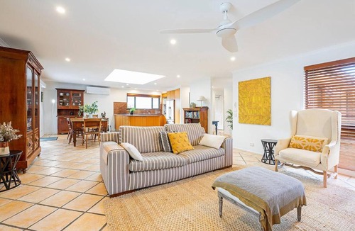 Broadbeach Waters Villa | Sunny Days Poolside at an Entertainer's Oasis