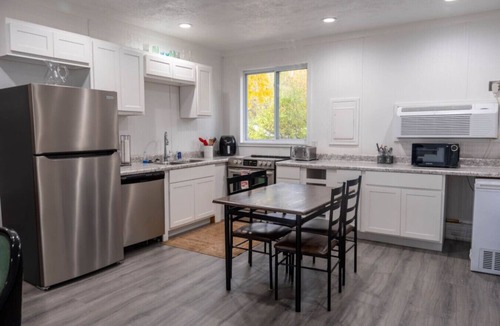 Alto Apartment | Sunny Days Studio Half Suite| Cozy Lake Stay