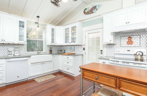 Savannah Beach House | Sunny Daze | Large Patio + Fire Pit!