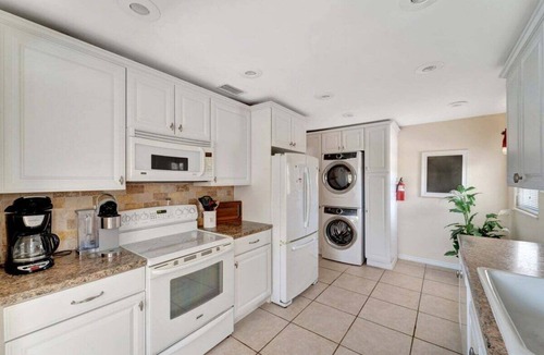 Sarasota House | Sunny Daze on the Bay - stocked kitchen, central