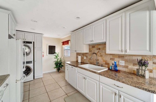 Sarasota House | Sunny Daze on the Bay - stocked kitchen, central