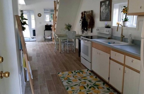 Conneaut Lakeshore Cottage | Sunny Daze: Updated cozy cottage near Midway Beach