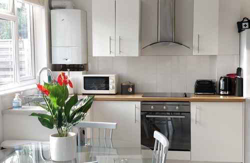 Bishop's Stortford House | Sunny detached bungalow with private courtyard