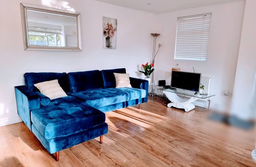 Bishop's Stortford House | Sunny detached bungalow with private courtyard