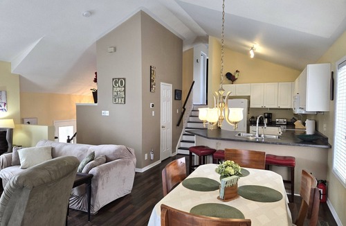 Collingwood House | Sunny detached house 300' to Lake & Marina, 900' to Golf. 2+2Bed/2.5Bath, Office