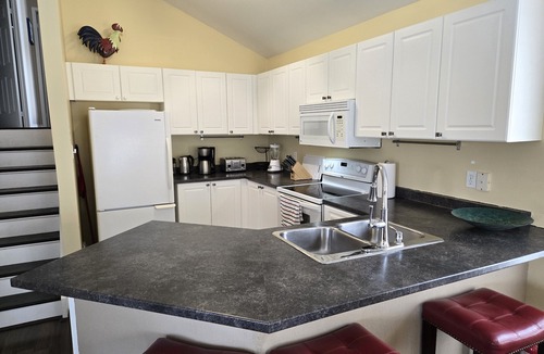 Collingwood House | Sunny detached house 300' to Lake & Marina, 900' to Golf. 2+2Bed/2.5Bath, Office