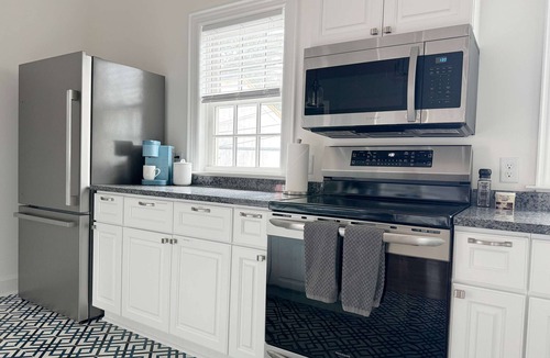 Dixon Park Apartment | Sunny Downtown Savannah Carriage House