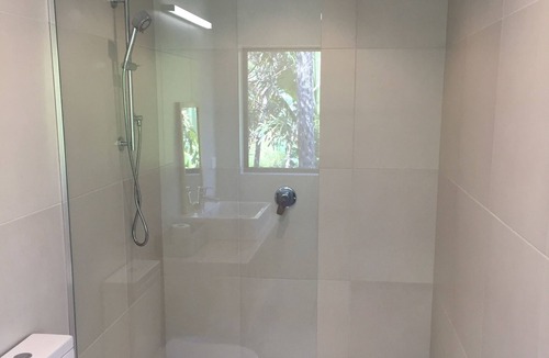 Raglan Apartment | Sunny Elevated (Rimu Studio) with Sea Views