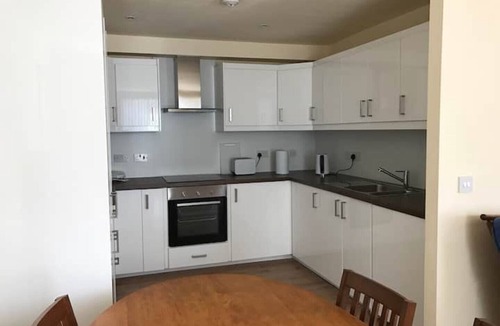 Inverkeithing Apartment | Sunny flat, 20 minutes by train from Edinburgh