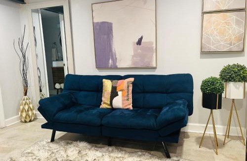 Broadview Apartment | Sunny Girasol Garden