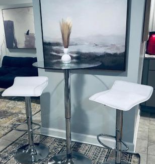 Broadview Apartment | Sunny Girasol Garden