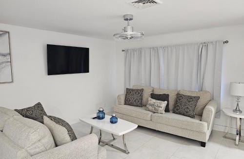 Lauderdale Lakes House | Sunny Goldie