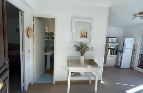 Porto Apartment | sunny green setting