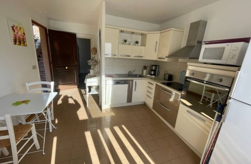 Porto Apartment | sunny green setting