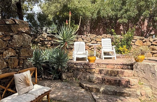 Porto Apartment | sunny green setting