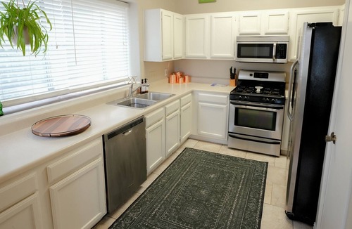 Pleasant Valley House | Sunny, Groovy 2BR Close to Airport and Downtown