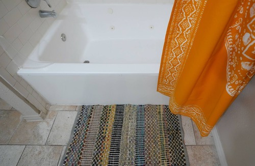 Pleasant Valley House | Sunny, Groovy 2BR Close to Airport and Downtown