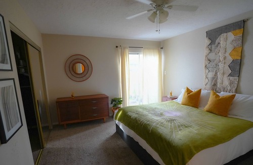 Pleasant Valley House | Sunny, Groovy 2BR Close to Airport and Downtown
