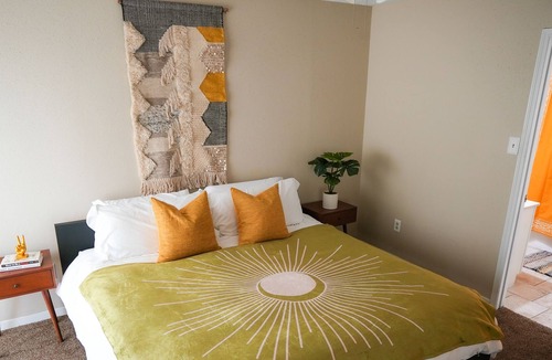 Pleasant Valley House | Sunny, Groovy 2BR Close to Airport and Downtown