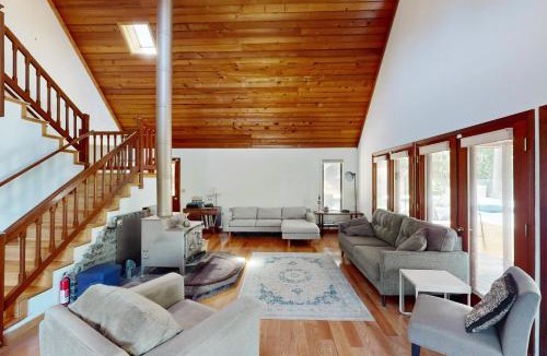 Freestone House | Sunny Grove Retreat