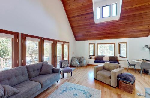 Freestone House | Sunny Grove Retreat