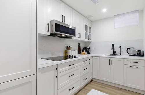 York Regional Municipality Apartment | Sunny Haven – Curated Private Suite w/Projector