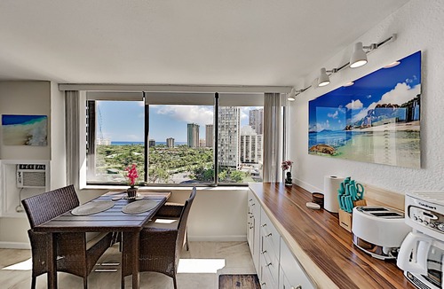 McCully - Moiliili Condo | Sunny Hawaiian Monarch Studio | Ocean View | Pool