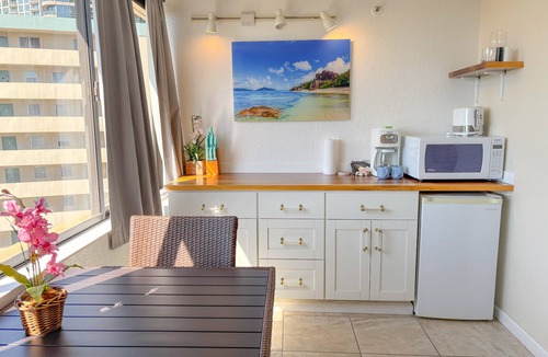 McCully - Moiliili Condo | Sunny Hawaiian Monarch Studio | Ocean View | Pool