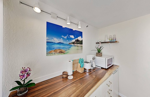 McCully - Moiliili Condo | Sunny Hawaiian Monarch Studio | Ocean View | Pool