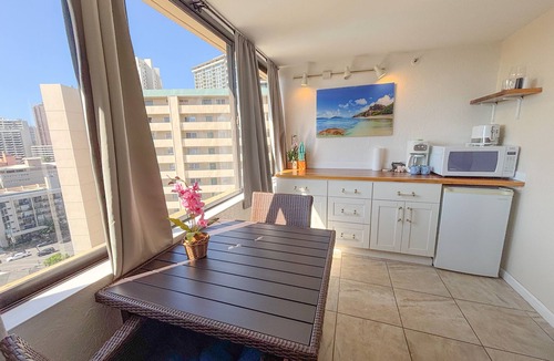 McCully - Moiliili Condo | Sunny Hawaiian Monarch Studio | Ocean View | Pool