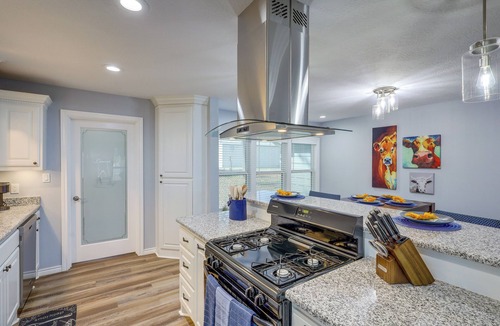 Hearne House | Sunny Hearne Home Near Universities!