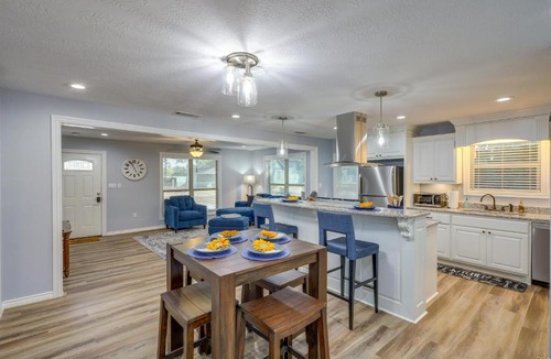 Hearne House | Sunny Hearne Home Near Universities!