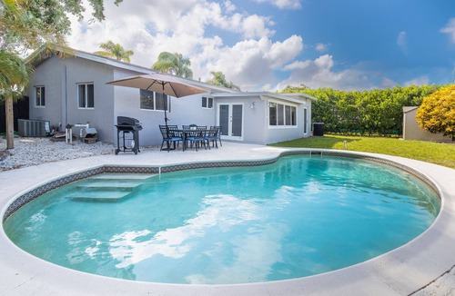 Coral Heights House | Sunny & Heated Pool Vacation Home, Beach Proximity, Cozy Beds & Wi-Fi