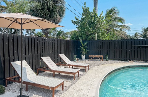Coral Heights House | Sunny & Heated Pool Vacation Home, Beach Proximity, Cozy Beds & Wi-Fi