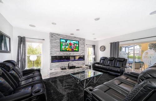Crescent Lakes House | Sunny Hideaway Villa