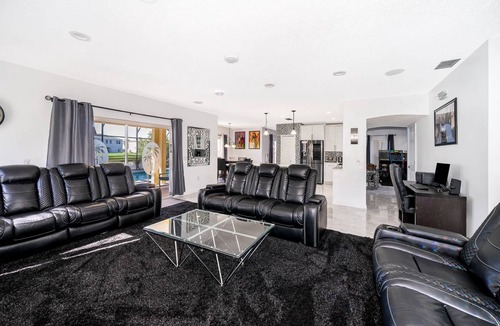 Crescent Lakes House | Sunny Hideaway Villa