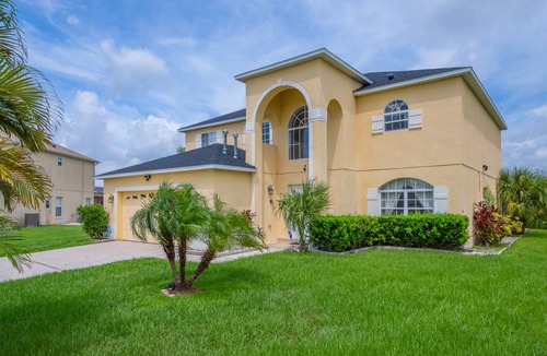Crescent Lakes House | Sunny Hideaway Villa