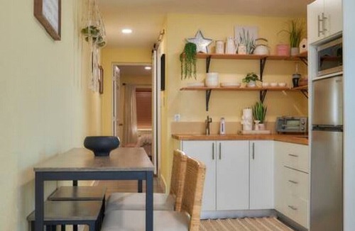 Hialeah Apartment | Sunny Hideout Apartment !