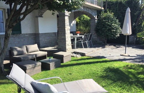 Minusio Apartment | Sunny holiday apartment with Mediterranean garden and great view