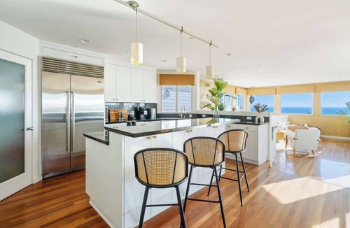 The Strand House | Sunny Home by the Beach | Free Parking
